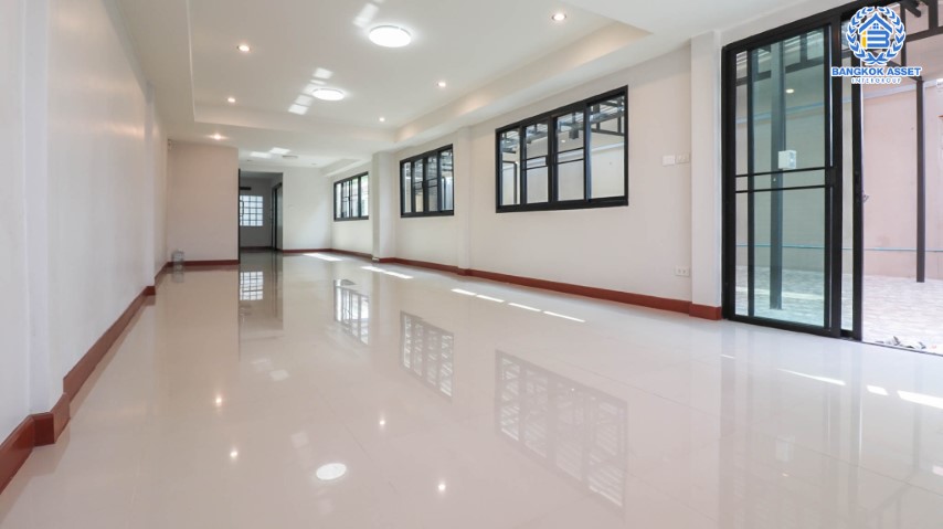 *****ทาวน์เฮ้าส์มือสองย่านกรุงเทพฯ ม.โชคชัย4 ลาดพร้าว เนื้อที่กว้างขวางมากถึง 24 ตร.ว. ฟังก์ชัน 3 ห้องนอน 2 ห้องน้ำ ที่จอดรถ 3 คัน ตกแต่งใหม่ทั้งหลัง โครงการตั้งบนทำเลเดินทางสะดวก ใกล้เมือง เชื่อมต่อรถไฟฟ้าสายสีเหลือง "สถานีโชคชัย4" และทางด่วน "ฉลองรัช" จองเลย!